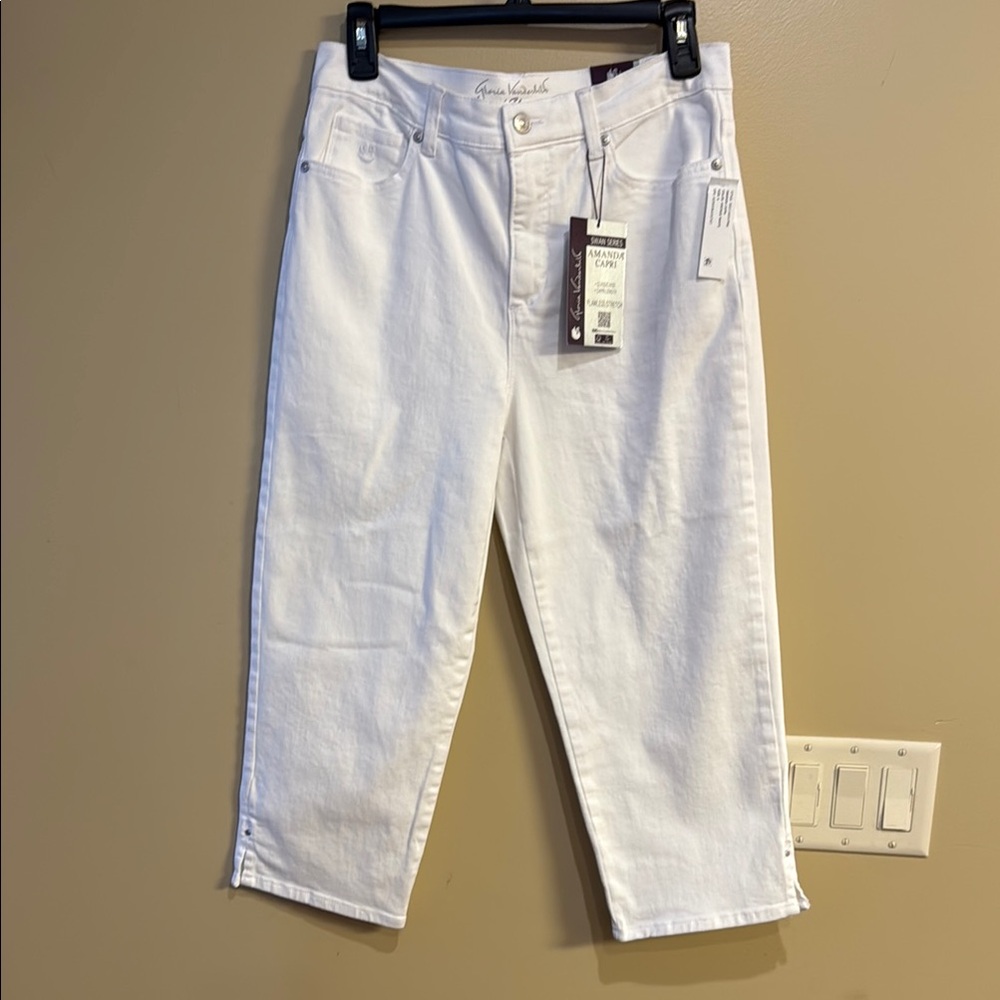Gloria Vanderbilt White Capri length Jeans  Size 6